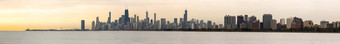 大全景芝加哥天际线日出橙色云天空水