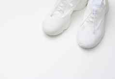 白色纺织运动鞋白色背景前视图