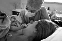 妈妈新生儿婴儿皮肤皮肤出生医院
