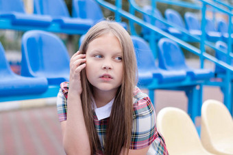 漂亮的女孩<strong>学校</strong>衣服统一的<strong>蓝</strong>色的黄色的论坛报<strong>学校</strong>体育场<strong>学校</strong>时间渐变