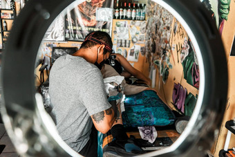 拉丁美洲人纹身艺术家工作设计内部环光工作室