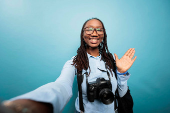 快乐微笑摄影师数码单反相机相机挥舞着观众记录每天视频博客视频