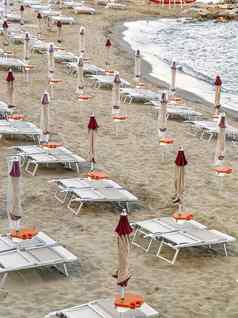 海滩沙子雨伞日光浴浴床