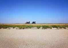 沙漠路摩托车停一边路旅行摄影法国