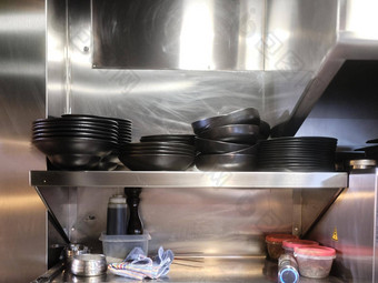 餐厅金属搁置堆放菜准备好了厨房服务