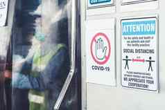 谨慎标志工厂警告行业劳动工人防止新冠病毒