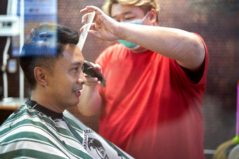脂肪理发师面部面具切割头发亚洲客户端理发师商店