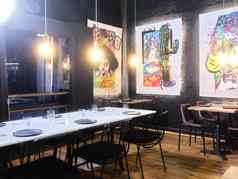 室内现代餐厅装饰绘画涂鸦