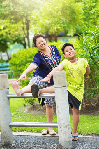 肖像亚洲妈妈。儿子锻炼花园运动女人孩子拉伸<strong>实践</strong>公共<strong>公园</strong>户外放松幸福家庭时间概念