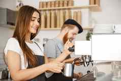 咖啡业务概念肖像夫人咖啡师围裙准备热气腾腾的牛奶咖啡订单合作伙伴站咖啡馆