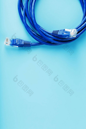 蓝色的以太网电缆绳补丁绳蓝色的背景免费的空间