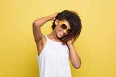 美丽的有吸引力的非洲美国女人时尚的眼镜发布黄色的工作室背景复制空间