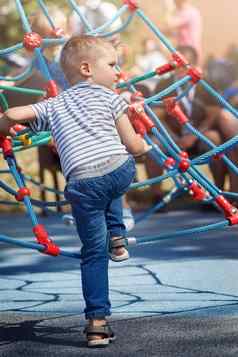 可爱的学前教育男孩有趣的户外操场上夏天活跃的体育运动休闲孩子们设备娱乐公园孩子们孩子准备好了爬绳子塔