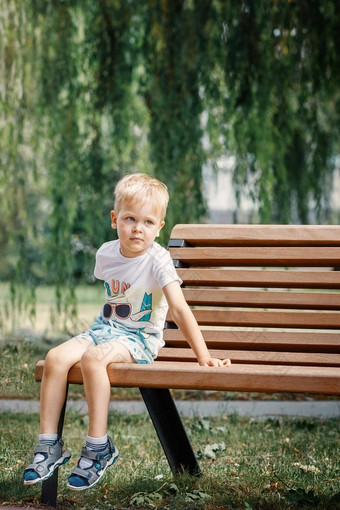 孩子肖像坐着板凳上公园<strong>白色头发</strong>的男孩年