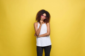 美丽的有吸引力的非洲美国女人时尚的眼镜<strong>发布</strong>黄色的工作室背景复制空间