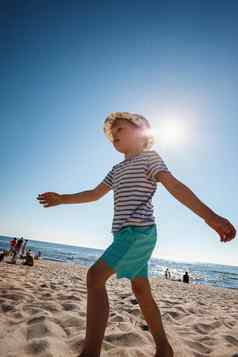 可爱的男孩沙子海滩波罗的海海立陶宛小孩子享受假期海旅行孩子们