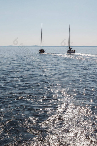 发光的环礁湖水中午太阳游艇帆距离安静的一天风