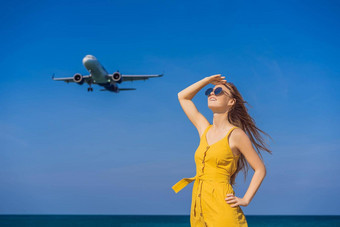 女人有趣的海滩看着陆飞机旅行飞机概念文本空间岛普吉岛泰国令人印象深刻的天堂热海滩五月考县令人惊异的景观