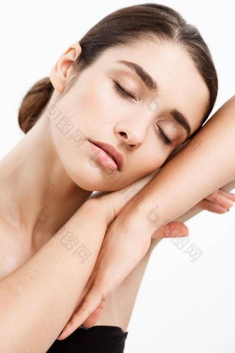美青年皮肤护理概念关闭美丽的高加索人女人脸肖像放松睡眠手势美丽的水疗中心模型女孩完美的新鲜的清洁皮肤白色背景