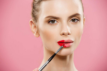 美概念女人应用红色的口<strong>红粉</strong>红色的工作室背景美丽的女孩使化妆