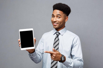 业务概念快乐英俊的专业非洲美国商人显示数字平板电脑客户端