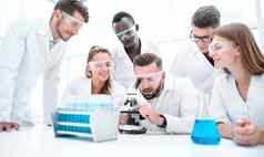 化学实验科学家们实验室测试疫苗接种