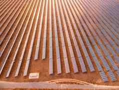 空中前视图太阳能面板权力植物光伏太阳能面板日出日落农村现代技术气候护理地球储蓄可再生能源概念