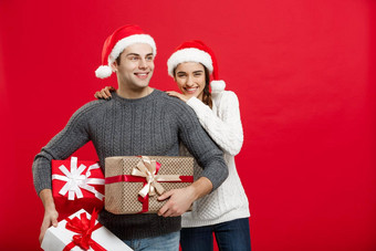 圣诞节概念年轻的有吸引力的夫妇持有很多礼物享受购物庆祝圣诞节一天
