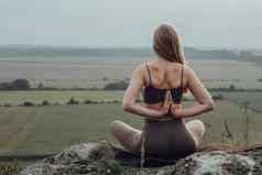 回来视图年轻的女人冥想练习前山健康的女孩实践瑜伽在户外全景景观日落