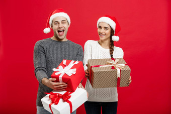 圣诞节概念年轻的有吸引力的夫妇持有很多礼物享受购物庆祝圣诞节一天