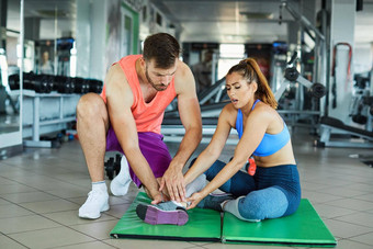 健身房体育运动受伤疼痛健身锻炼运动员健康身体培训腿