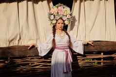 浅黑肤色的女人女孩白色乌克兰真实的国家服装花环花摆姿势阳台