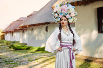 浅黑肤色的女人女孩白色乌克兰真实的国家服装花环花摆姿势白色小屋