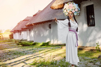 浅黑肤色的女人女孩白色乌克兰真实的国家服装花环花摆姿势白色小屋