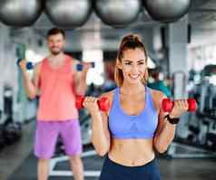 健身房体育运动健身锻炼生活方式运动员健康培训重量身体健康的锻炼