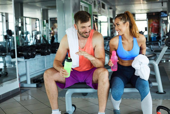 健身房体育运动健身夫妇锻炼放松休息培训适合锻炼活跃的健康的运动员