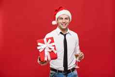 圣诞节概念肖像快乐圣诞老人圣诞节商人令人兴奋的礼物红色的背景