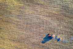 空中视图无人机场处理拖拉机农业处理字段前视图