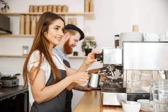 咖啡业务概念肖像夫人咖啡师围裙准备热气腾腾的牛奶咖啡订单合作伙伴站咖啡馆