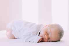 生活方式睡觉新生儿婴儿白色背景甜蜜的童年梦想
