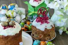 关闭高档的东西复活节蛋糕俄罗斯信意味着基督上升快乐复活节概念复活节木表格复活节蛋糕彩色的鸡蛋
