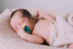 睡觉新生儿婴儿生活方式甜蜜的婴儿的梦想