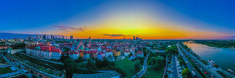 美丽的全景空中无人机天际线日落视图华沙城市中心摩天大楼华沙城市华沙的小镇市场广场美人鱼雕像波兰