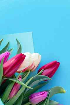 垂直照片多色的花束郁金香蓝色的背景概念春天假期母亲的一天3月复制空间前视图平躺