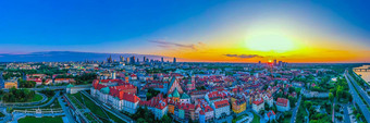 美丽的全景空中无人机天际线日落视图华沙城市中心摩天大楼华沙城市华沙的小镇市场广场美人鱼雕像波兰