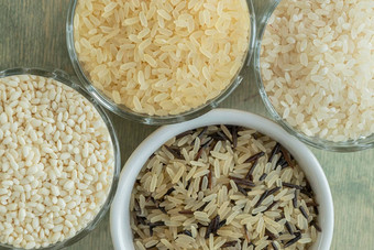 平躺关闭各种大米杯木表格概念选择正确的选择大米烹饪