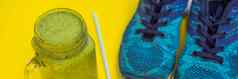 横幅长格式体育绿松石蓝色的阴影黄色的背景菠菜冰沙瑜伽席体育运动鞋子运动服装瓶水概念健康的生活方式体育运动饮食体育运动设备复制空间