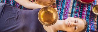横幅长格式尼泊尔佛铜唱歌碗水疗中心沙龙年轻的美丽的女人按摩治疗唱歌碗水疗中心瀑布声音治疗娱乐冥想健康的生活方式身体护理概念