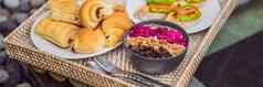 早餐托盘水果面包鳄梨三明治奶昔碗池夏天健康的饮食素食主义者早餐美味的假期概念横幅长格式