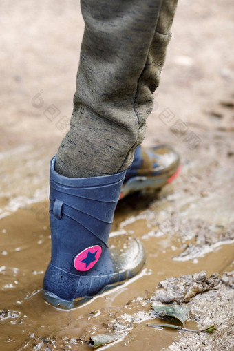 脏男孩橡胶靴子蓝色的防水鞋子农业活动园丁工作秋天概念